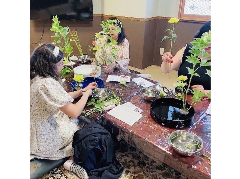 [Tokyo, Asakusabashi] Very popular! Private lessons by a flower sculptor in the downtown area "Ikebana experience for foreigners in a teahouse"の紹介画像