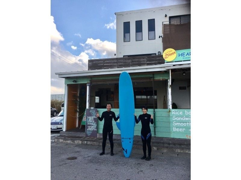 [Okinawa Chatan] Experience-based surfing school for inexperienced people and beginners! A popular shop where professional surfers teach happily! Plan for 2 people or moreの紹介画像