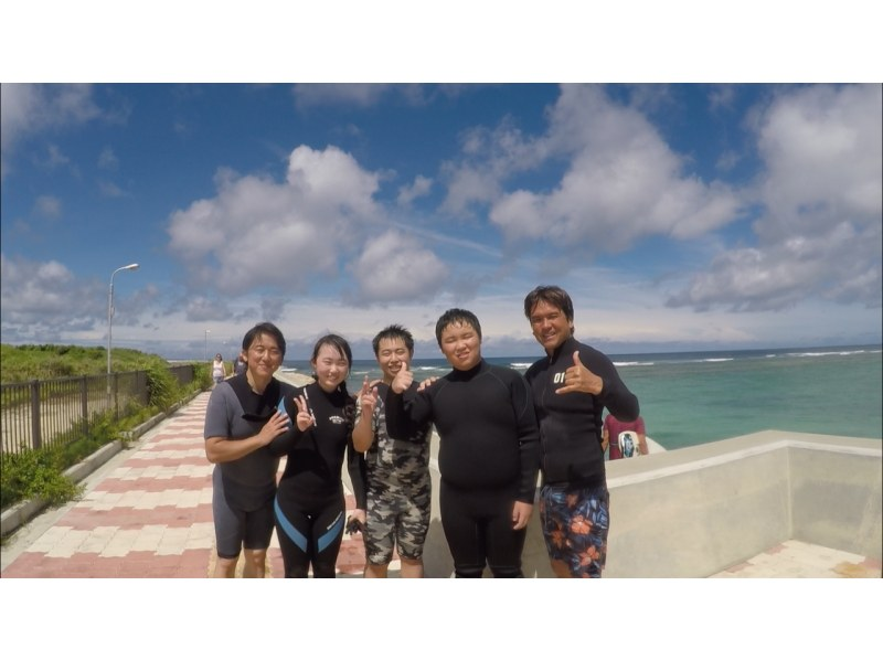 [Okinawa Chatan] Experience-based surfing school for inexperienced people and beginners! A popular shop where professional surfers teach happily! Plan for 2 people or moreの紹介画像