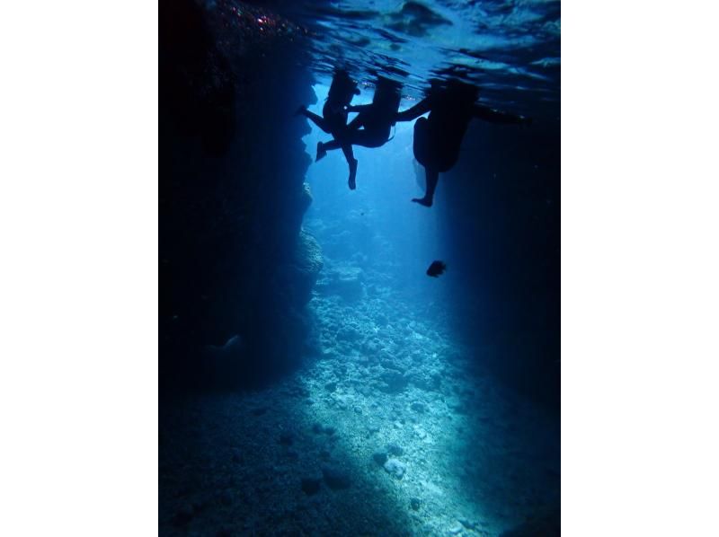 【 冲绳 ·蓝洞】 冲绳最受欢迎的浮潜点！蓝洞浮潜♪の紹介画像