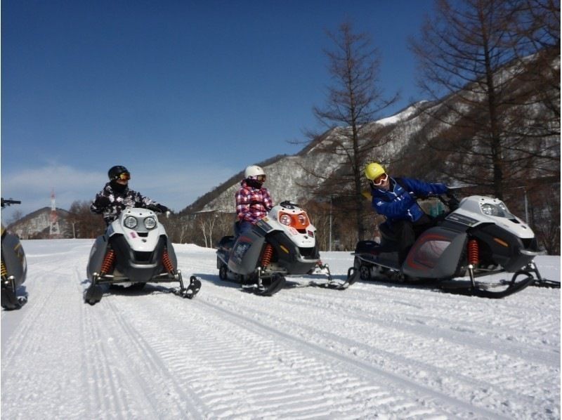 A scene from the Snow Nobile tour sponsored by Kappa CLUB, a business in Naeba, Niigata.