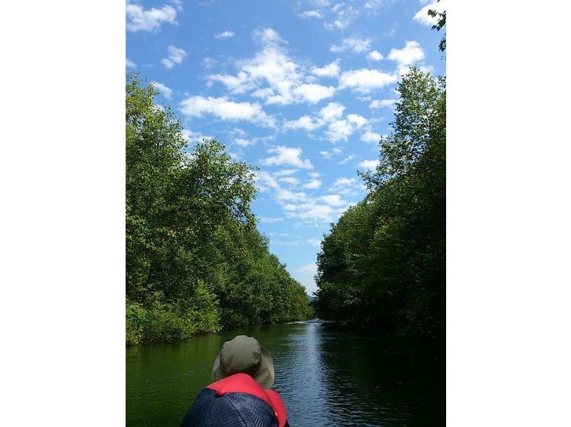 [北海道·钏路河（Kushiro River）在清新的空气中体验大自然！独木舟体验半天课程（Kutsharo湖/钏路河源当前课程）の紹介画像