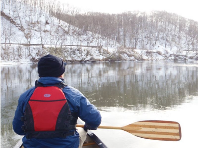 【 北海道 ·弟子屈镇】冬季独木舟之旅和雪上徒步 （日本松桥〜Hosooka路线）の紹介画像