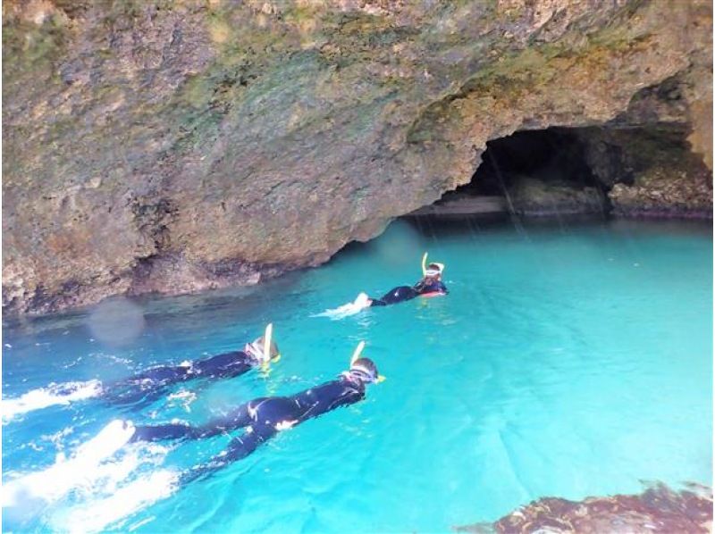 [Ishigaki Island] Same-day reservations OK! Popular NO.1 Sea Turtle High Encounter Rate Blue Cave & Sea Turtle Snorkel << Photo Data, Equipment & Free Pick-up >> Super Summer Sale Now Ongoingの紹介画像