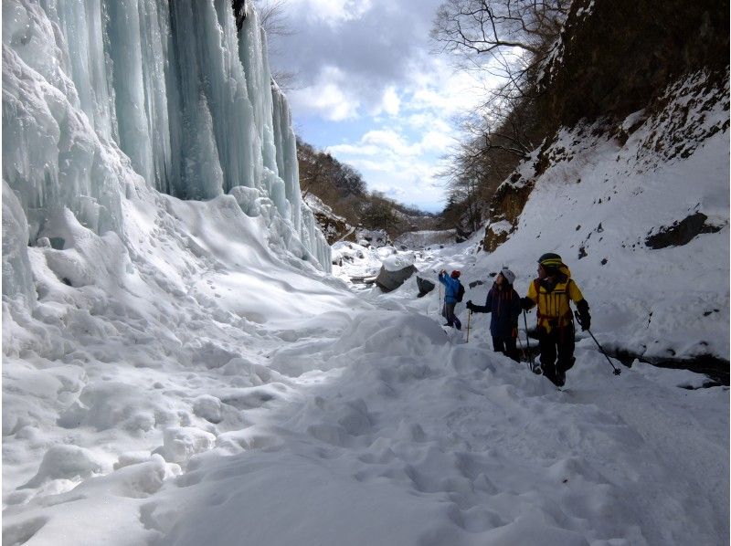 [Tochigi/ Nikko] No.1 popular Activity winter There is support for the “Ice Pass Tour” veteran guide in Unryu Valley!の紹介画像