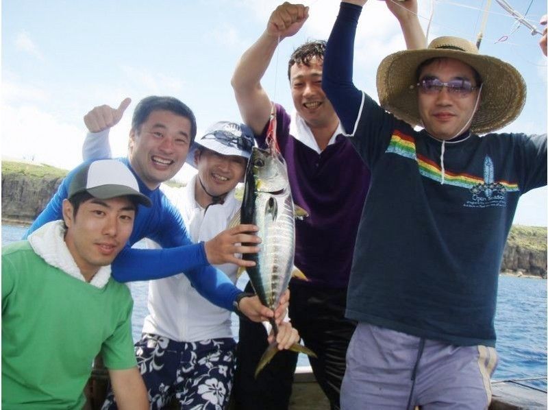 [冲绳·本部镇】让我们去钓鱼半天钓鱼课程（4小时），金枪鱼，鲣鱼和shera大鱼！の紹介画像