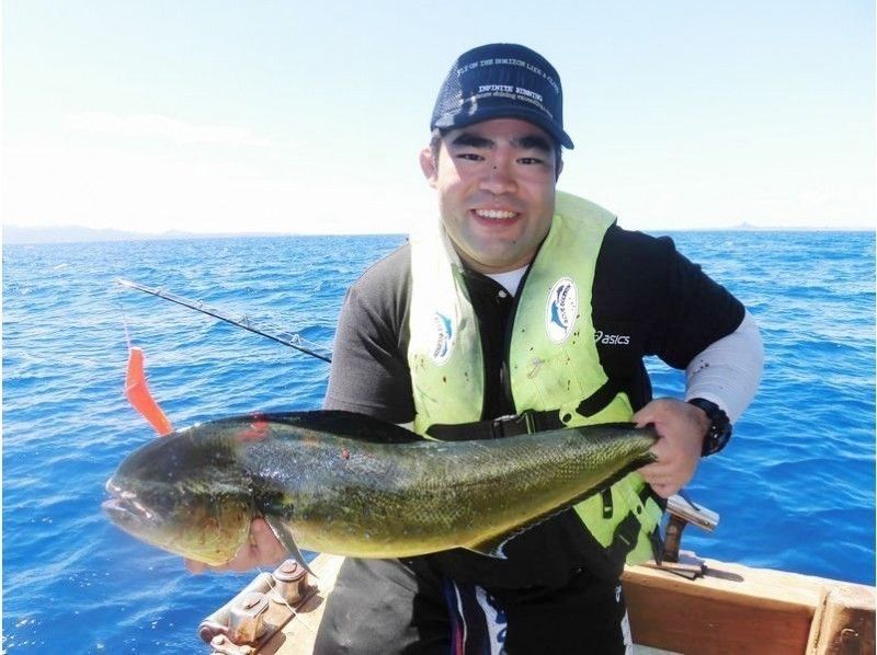 【沖縄・本部町】パヤオ釣り半日コース(４時間）マグロ・カツオ・シーラ大物釣りにいこう！の紹介画像