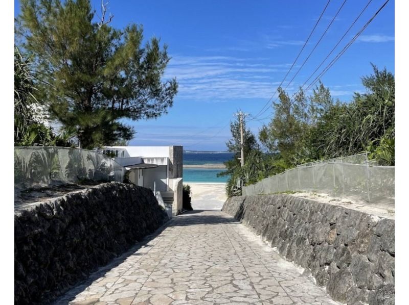 Okinawa, Minna Island [E Plan ◆ Day trip to the beach] Includes a round trip boat ticket to Minna Island, lunch, and one parasol!の紹介画像