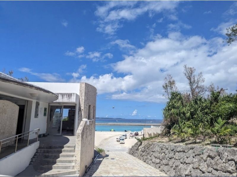 Okinawa, Minna Island [E Plan ◆ Day trip to the beach] Includes a round trip boat ticket to Minna Island, lunch, and one parasol!の紹介画像