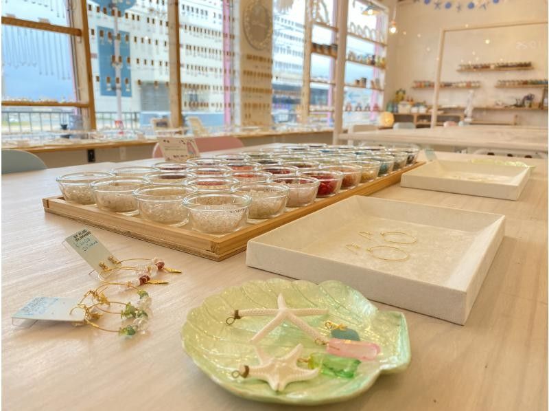 [Okinawa Onna] Making "pierced or earrings" that feel the sea using natural stones and corals! OK empty-handed!の紹介画像