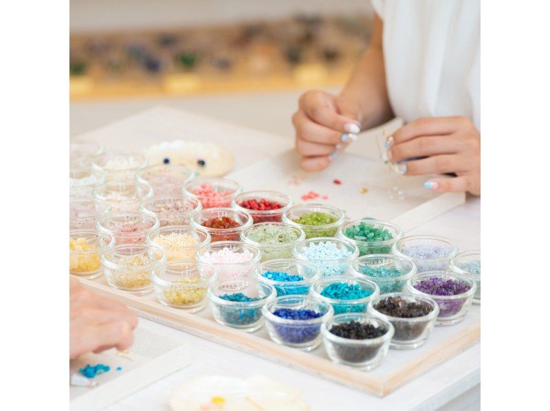 [Okinawa Onna] Making "pierced or earrings" that feel the sea using natural stones and corals! 