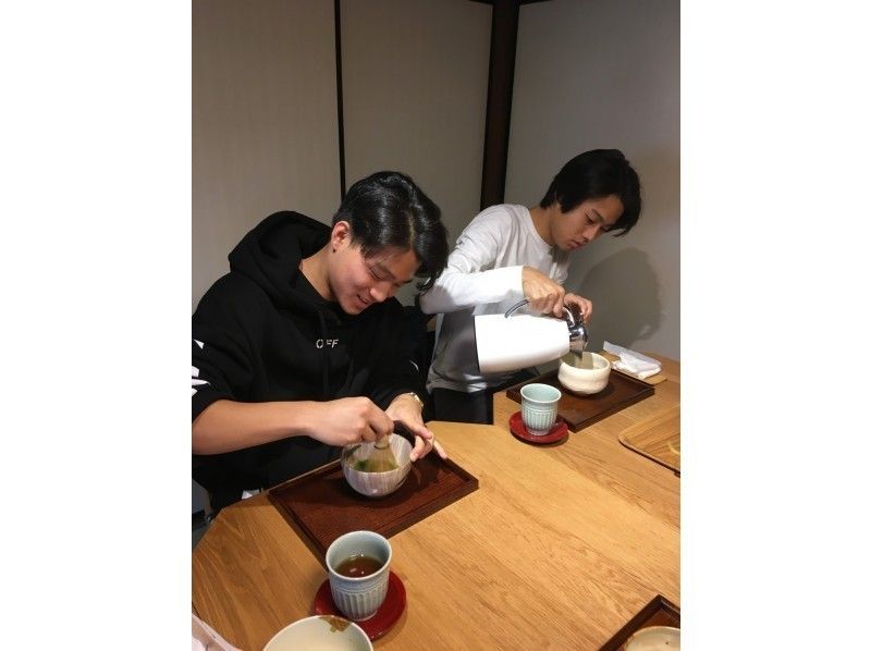 【京都・東山】築100年の京町家で茶道体験  自分でお抹茶を点てよう！6才から参加ＯＫ！の紹介画像