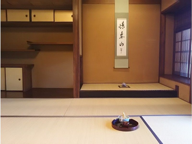 【京都・東山】築100年の京町家で茶道体験  自分でお抹茶を点てよう！6才から参加ＯＫ！の紹介画像