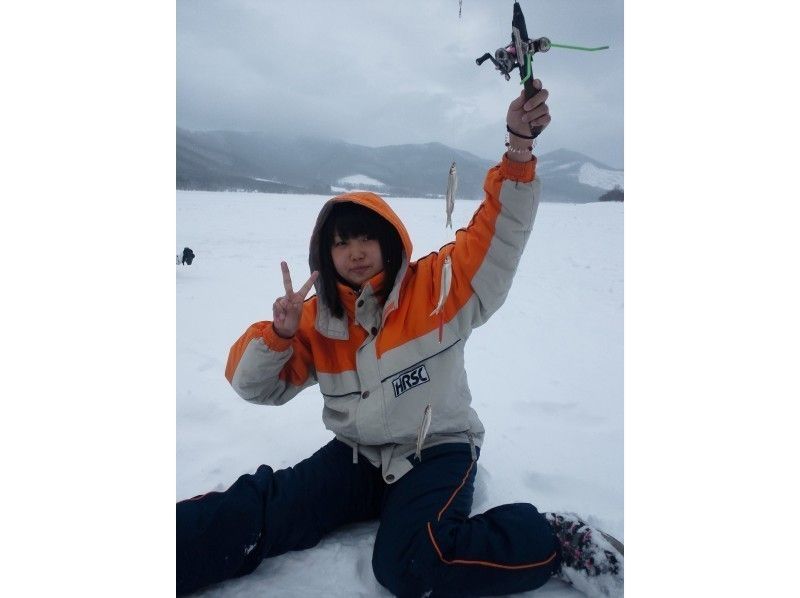 【北海道・富良野】氷上わかさぎ釣り！天ぷらの試食付き！6才から参加ＯＫ！の紹介画像