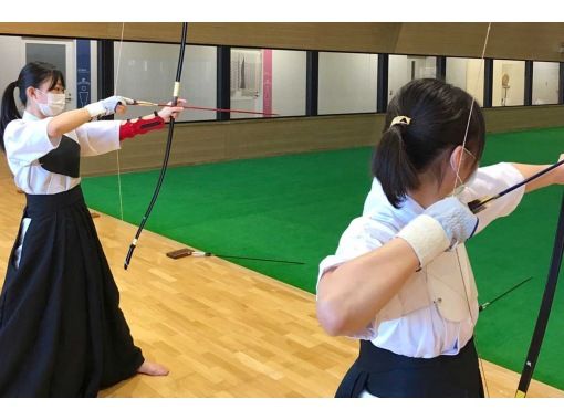 本物の弓道着を着て美しく矢を放つ弓道体験 | ActivityJapan 