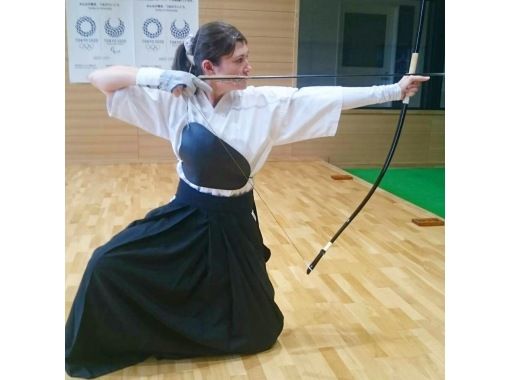 本物の弓道着を着て美しく矢を放つ弓道体験 | アクティビティジャパン