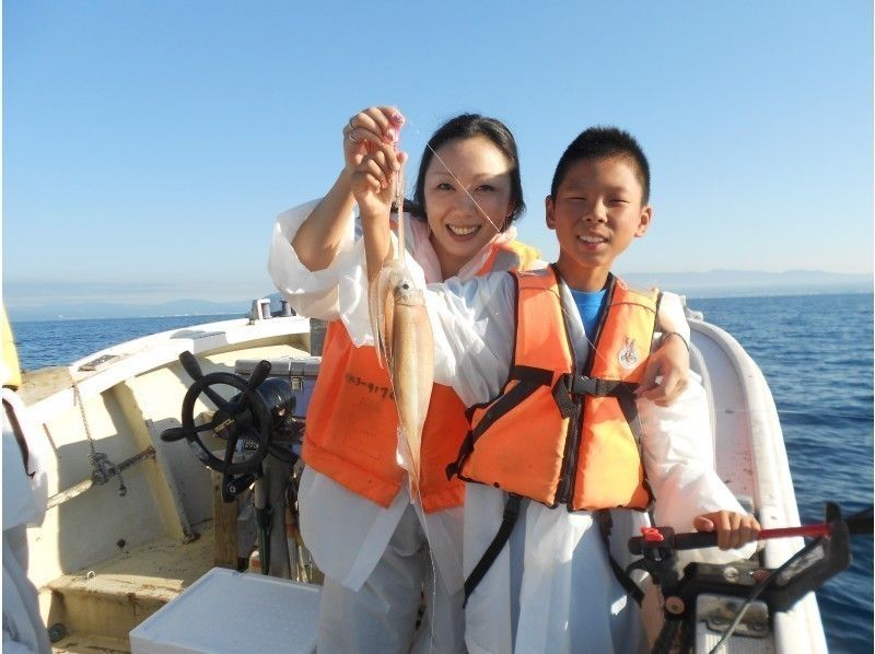 ผู้ปกครองและเด็กเพลิดเพลินกับการตกปลาหมึกเรือประมงหมายเลข 18 Kinryu Maru