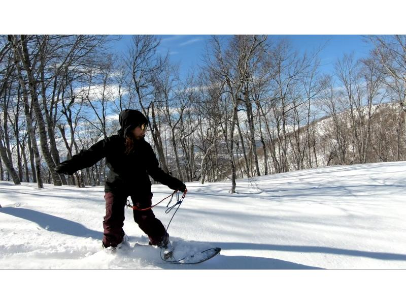 [Gunma, Minakami, Sarugakyo Hot spring] Full of snow play! Snowshoes& powder surf experience planの紹介画像