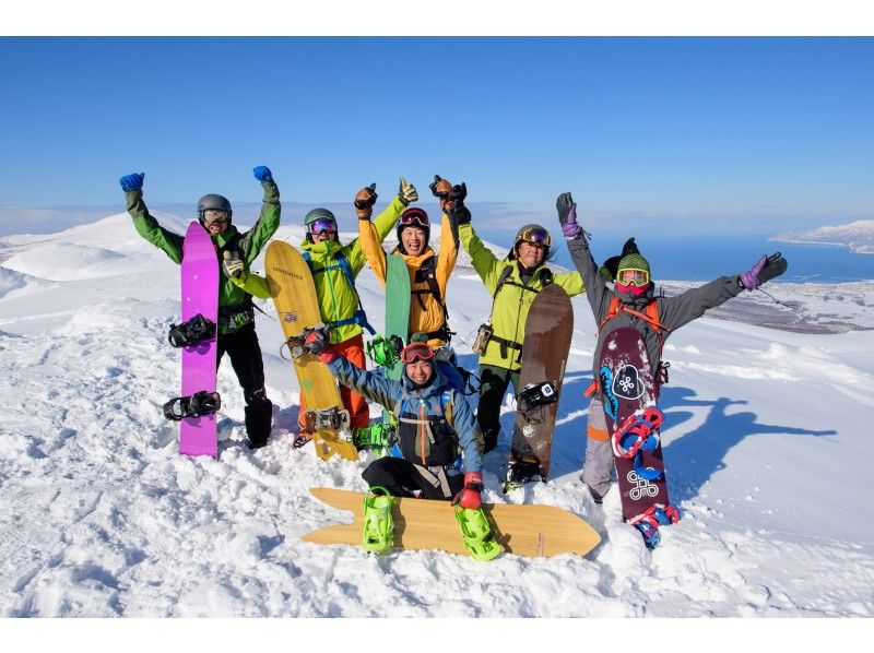 Let's play with snow! people enjoying snowboarding