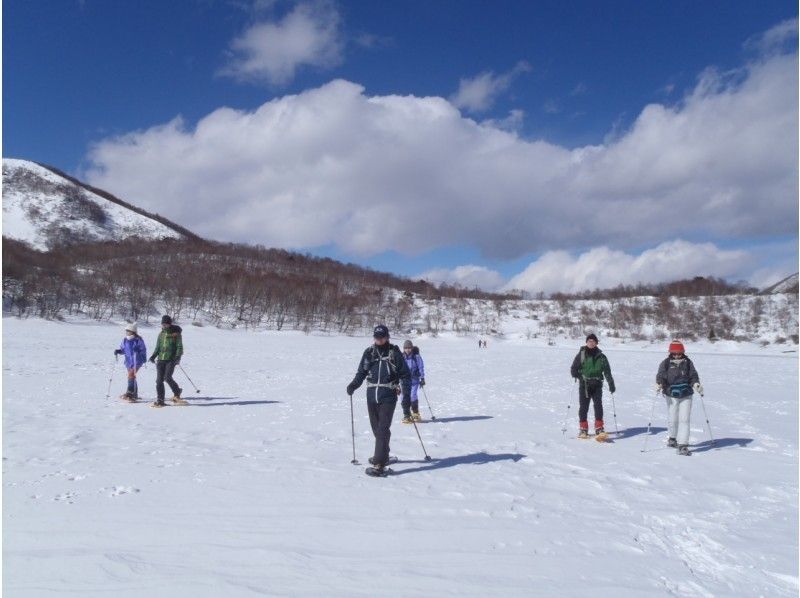 【赤城山／群馬】非日常！凍った湖横断◎スノーシュー&氷瀑観賞ハイキング1日ツアー『アイスバブル☆氷の湖ウォーク』冬の雪景色満喫！関東 百名山の紹介画像