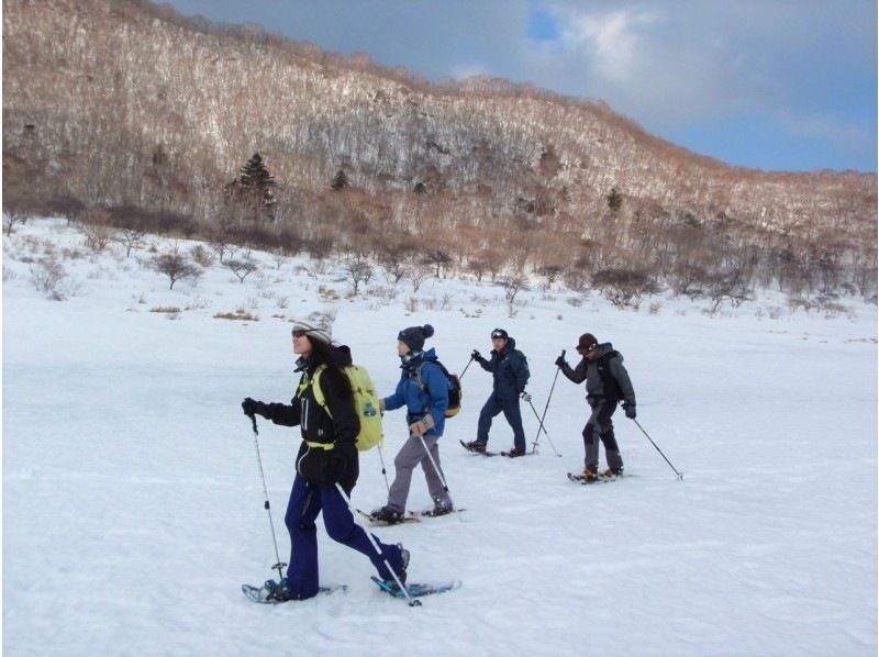 【赤城山／群馬】非日常！凍った湖横断◎スノーシュー&氷瀑観賞ハイキング1日ツアー『アイスバブル☆氷の湖ウォーク』冬の雪景色満喫！関東 百名山の紹介画像