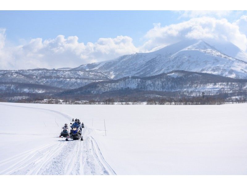 ニセコアクティビティ　冬におすすめ　スノーモービルガイドツアー　大雪原を疾走　大自然　銀世界　ホワイトアイル