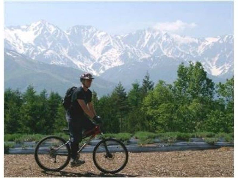 【長野縣大町市】租一輛腳踏車，悠閒地騎在北阿爾卑斯山腳下的信濃大町。騎行路線包括環遊青木湖、青木湖和中綱湖以及仁科湖。の紹介画像