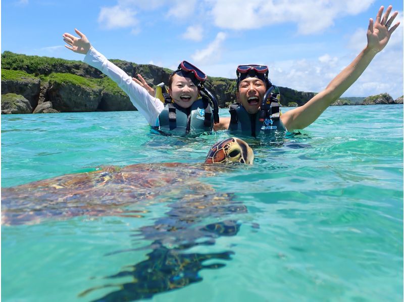 An amazing 100% encounter rate in Miyakojima! Snorkeling where you can get up close to sea turtles! No seasickness! Ages 3 and up OK♡ Free underwater camera rental♡ Free photos and videos! Rain OKの紹介画像