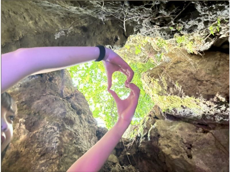 [โอกินาว่า / เมืองอุรุมะ] ถ้ำหินปูนลึกลับที่คุณสามารถสนุกได้ง่ายๆ! เคฟโอกินาว่าの紹介画像