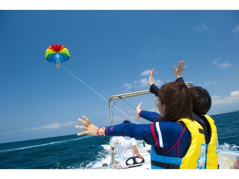 [오키나와· 차탄] 아라하비찌 바다 보트 스노클링 &패러세일링☆ 수중 사진 촬영 서비스 및 먹이주기 체험の紹介画像