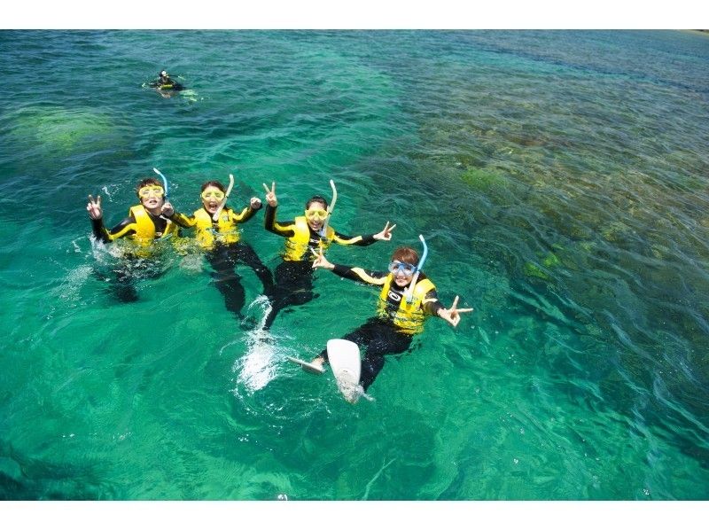 [冲绳-Chatan]船浮潜/关闭Alaja海滩海上拖伞☆水下摄影服务和喂养经验の紹介画像