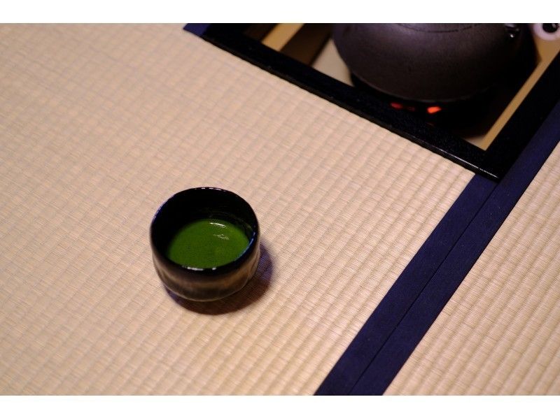 [เกียวโต / คินคาคุจิ] "ประสบการณ์พิธีชงชาแบบชาร์เตอร์" พร้อมขนมหวานชาดำขนมแห้งและชาเบา ๆ เดิน 1 นาทีจาก Kinkakujiの紹介画像