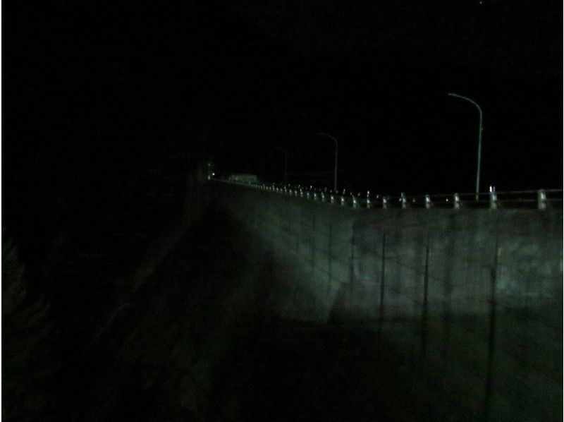 [長野 / 大町市] 令人興奮的冒險，讓夜晚充滿樂趣！在漆黑的黑暗中占主導地位的巨大水壩“Ohisama location”的夜間徒步旅行の紹介画像