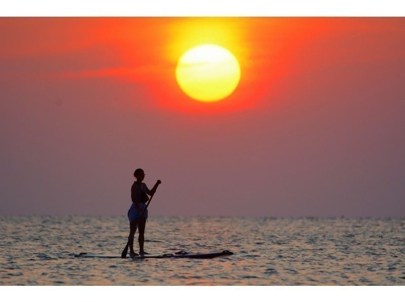 【4名以上対象★グループ割】《サンセットSUPツアー》人気急上昇★東シナ海に沈む夕陽を海上で満喫！プチマングローブツアー付！写真プレゼント！