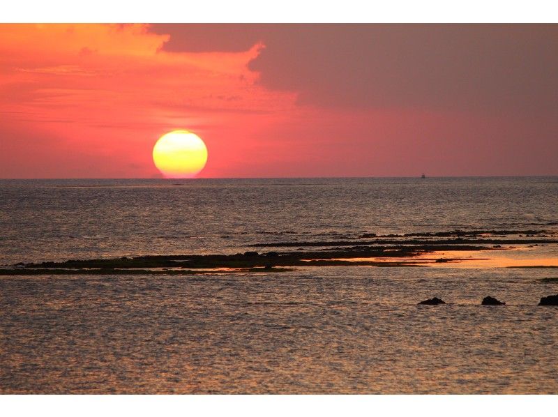 【4名以上対象★グループ割】《サンセットSUPツアー》人気急上昇★東シナ海に沈む夕陽を海上で満喫！プチマングローブツアー付！写真プレゼント！