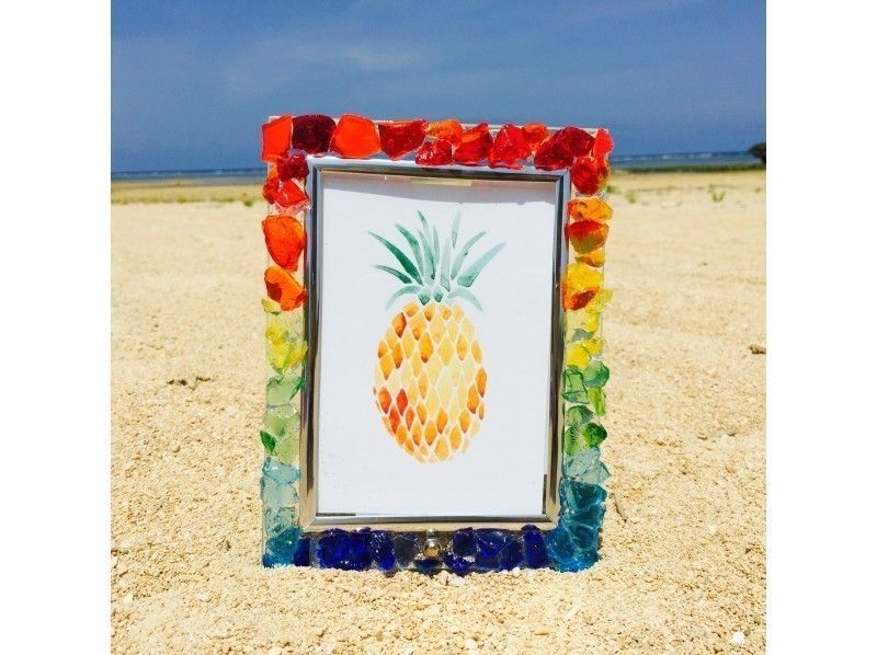 << Stores that can Use a coupon common to all regions Okinawa / Ishigaki] Perfect for commemorating your trip! Photo frame making studded with Ryukyu glass and coralの紹介画像