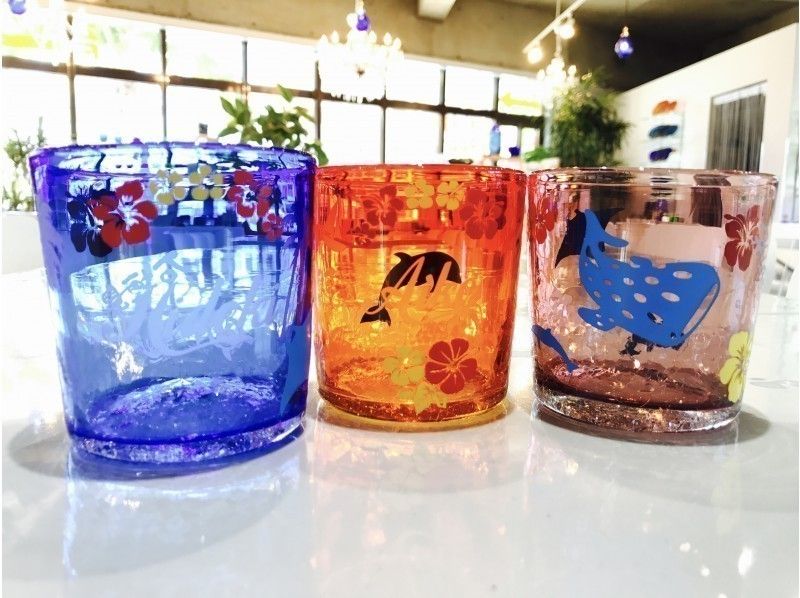 沖縄県の事業者「石垣島のガラス館」が主催するサンドブラスト体験の様子