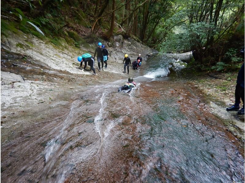 【和歌山・キャニオニング】磨かれたような滑らかな天然石を滑る！スライダーパラダイスの紹介画像