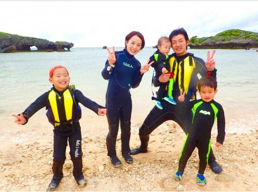 [團體包機] 2至60歲以上也參加OK☆藍洞[浮潛]具有免費攝影和餵養經驗の紹介画像