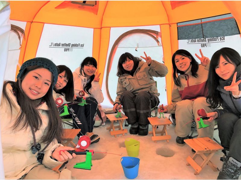 ＜ Minami Furano · Lake Kinzan ＞ On the ice Smelt fishing half-day Tour ☆ Road Station South Furano Meeting! Taste of smelt tempura with ☆の紹介画像