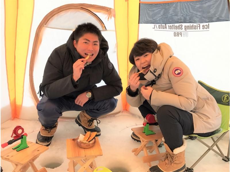 ＜ Minami Furano · Lake Kinzan ＞ On the ice Smelt fishing half-day Tour ☆ Road Station South Furano Meeting! Taste of smelt tempura with ☆の紹介画像