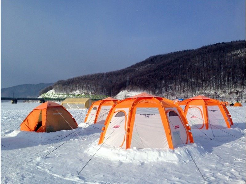 ＜ Minami Furano · Lake Kinzan ＞ On the ice Smelt fishing half-day Tour ☆ Road Station South Furano Meeting! Taste of smelt tempura with ☆の紹介画像