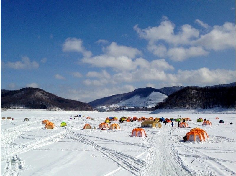 ＜ Minami Furano · Lake Kinzan ＞ On the ice Smelt fishing half-day Tour ☆ Road Station South Furano Meeting! Taste of smelt tempura with ☆の紹介画像