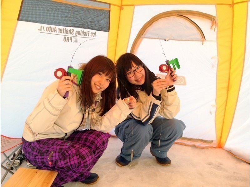 ＜ Minami Furano ·ทะเลสาบ Kinzan ＞ บนน้ำแข็งตกปลาเยือกแข็ง(Smelt Fishing)ทัวร์ครึ่งวัน☆สถานีริมถนนรวมตัวกันที่ South Furano! รสชาติของเทมปุระหลอมเหลวด้วย☆の紹介画像
