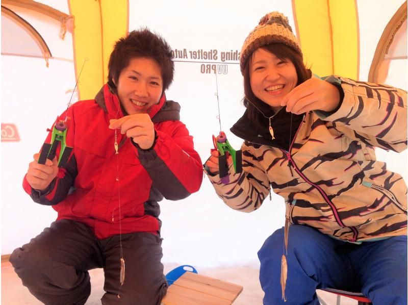 ＜ Minami Furano ·ทะเลสาบ Kinzan ＞ บนน้ำแข็งตกปลาเยือกแข็ง(Smelt Fishing)ทัวร์ครึ่งวัน☆สถานีริมถนนรวมตัวกันที่ South Furano! รสชาติของเทมปุระหลอมเหลวด้วย☆の紹介画像