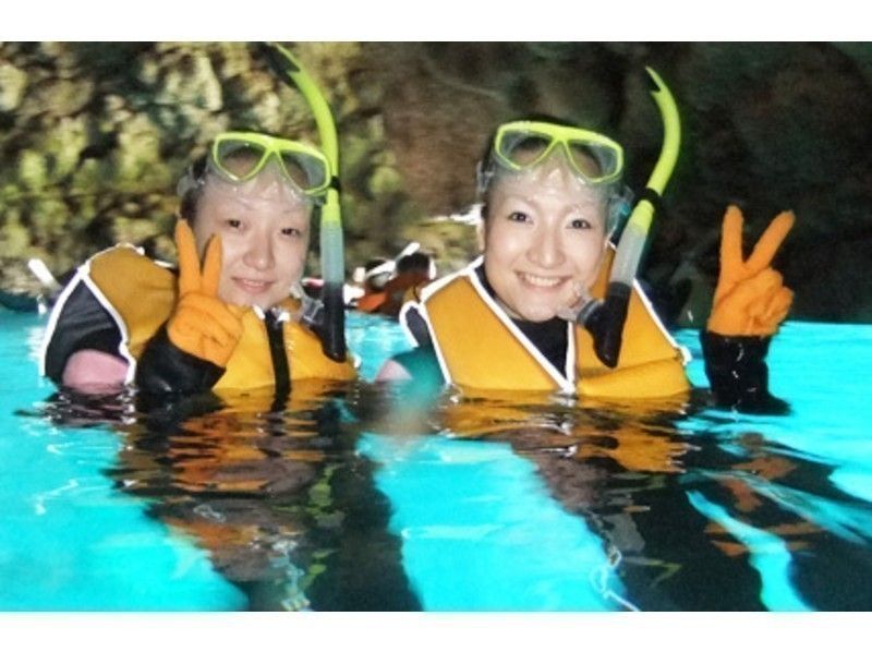 [Okinawa ・ Blue cave】 Mermaid swim & photo shoot ★ Cute fish and blue cave snorkel! Unlimited photos & baitingの紹介画像