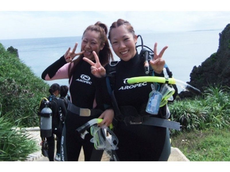 [沖縄·藍洞】美人魚游泳與攝影★藍洞體驗深潛！無限的照片和誘餌或星沙の紹介画像