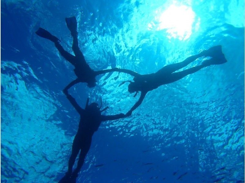 [โอกินาว่า・ ถ้ำสีฟ้า ・การดำน้ำตื้น(Snorkeling)] ชายหาดถ้ำบลูการดำน้ำตื้น(Snorkeling)の紹介画像