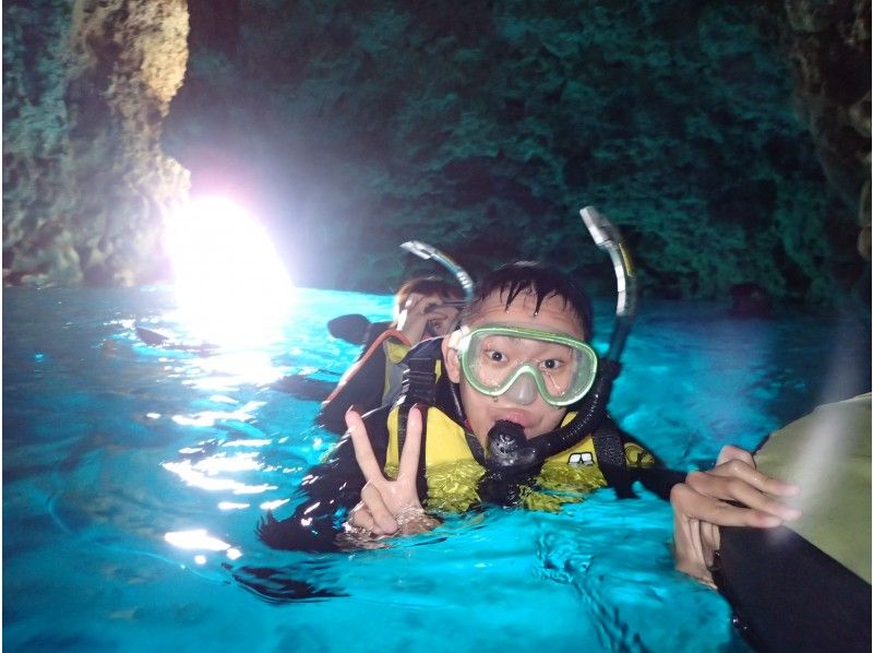 [冲绳·蓝洞·浮潜]蓝洞穴海滩浮潜の紹介画像