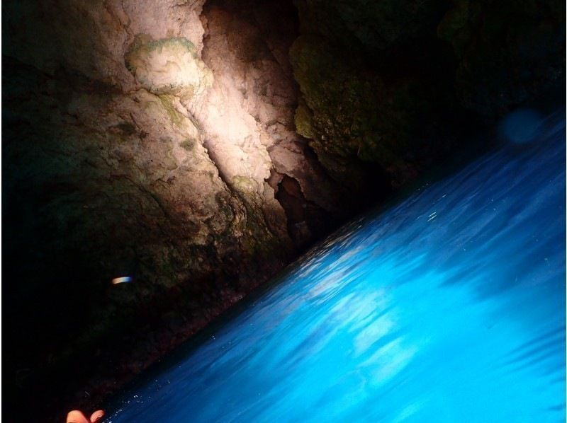 ボートで高確率で青の洞窟案内☆1歳から60歳以上の方も参加可能☆青の洞窟シュノーケリングの紹介画像